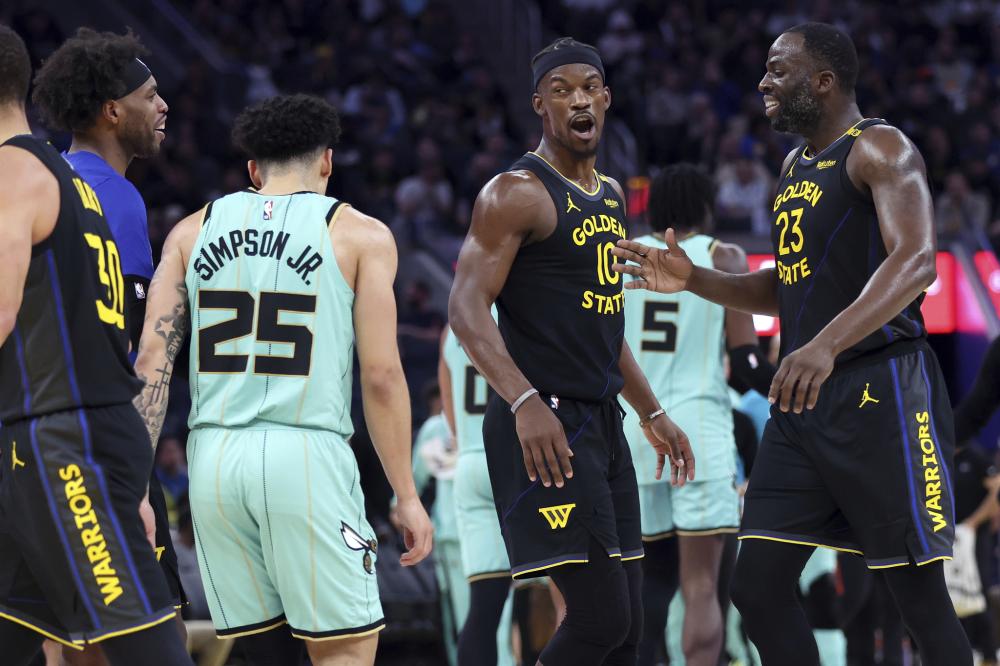 确保足球仍 确保足球仍